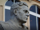 "Только грозная доблесть их поселилась в сердцах живых..."