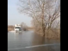 Видео езды по залитой паводком дороге в Воронежской области появилось в сети
