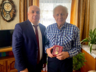 Глава администрации Терновского района вручил памятную медаль бывшему узнику фашистского концлагеря