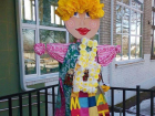В канун 8 марта во дворе Борисоглебской школы №6 появилась гигантская кукла