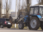 Необычное ДТП в Новохоперске: трактор въехал ковшом в «легковушку»