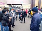 Возмущенные предприниматели собрались у закрытых ворот вещевой ярмарки Борисоглебска