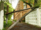 В центре Борисоглебска рухнул старый столб