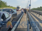 Фото гигантских пробок на трассе в Воронежской области