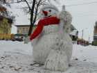 Подружку Микки Мауса в центральном сквере Борисоглебска сменил пушистый снеговик