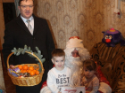 Малыш из Поворино получил подарок к Новому году от экс-губернатора Воронежской области
