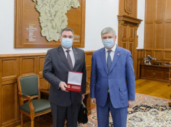Награда нашла героя: губернатор вручил руководителю  Борисоглебска почетный знак