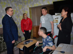 Глава администрации Поворинского района подарил ортопедическое кресло мальчику-инвалиду