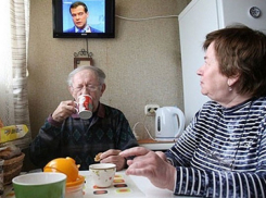 Все меньше россиян доверяют телевизору и власти