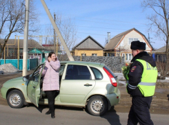 Грибановские автоинспекторы подарили местным автоледи немного праздника в Международный женский день