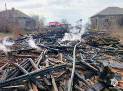 Горе-огородник спалил несколько построек, сжигая сухую траву на участке в Новохопёрском районе