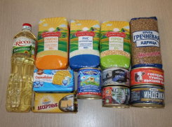 Священники Борисоглебска приехали с продуктами к одиноким пенсионерам