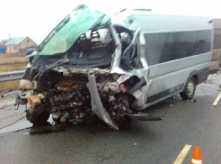 В  ДТП с участием пассажирского микроавтобуса и «легковушки» погибли 3 человека