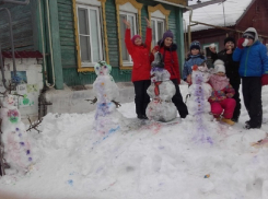 Одну из улиц Борисоглебска украсили разноцветные снеговики