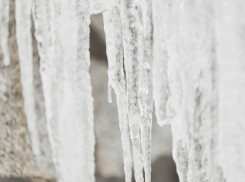 Об уголовной ответственности собственников домов и управляющих организаций при травмировании людей наледью с крыш напомнили в СК