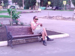 «Колхозградца», заплевывающего площадку у памятника Рыбникову, сфотографировали в Борисоглебске