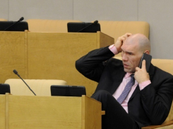 Падение рейтинга «Единой России» попытаются остановить урезанием депутатских пенсий