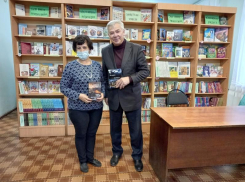  Борисоглебский писатель  и поэт подарил свои книги библиотеке 
