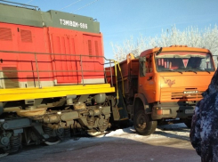 В Терновском районе столкнулись поезд и КамАЗ