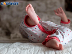 Отчим сломал шею двухлетней девочке во время игры в Новохоперске