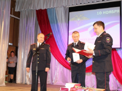 В канун профессионального праздника грибановские полицейские получили  благодарности, награды и звания