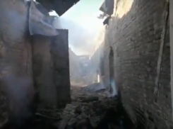 Уничтоженную огнем бывшую школу в поселке Грибановский сняли на видео