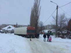 На одной из улиц Борисоглебска фуры уничтожают грунтовую дорогу, которую жители восстанавливают каждую весну