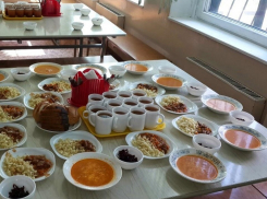 Российских учеников обяжут питаться только школьной едой