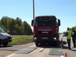 На дорогах Воронежской области перегруженные фуры поджидает «засада»