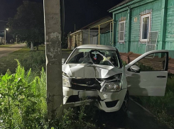 Пьяный угонщик автомобиля разбил его об столб, пытаясь добраться до магазина, в Борисоглебске