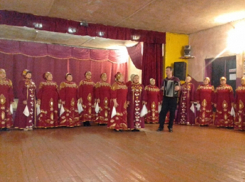 В селе Миролюбие под Борисоглебском отметили 8 марта концертом местного хора