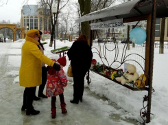 В Борисоглебске жители продолжают нести цветы, игрушки и свечи к месту скорби
