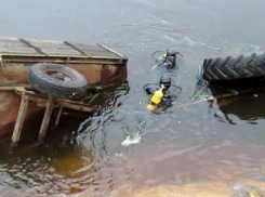 В Грибановском районе трактор упал с моста в воду