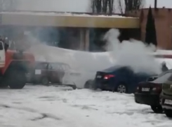 Тушение горящего «Соляриса» попало на видео в Борисоглебске