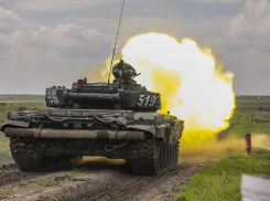 Эффектные кадры танковых учений в Воронежской области опубликовало Минобороны 