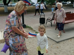 В Борисоглебске жителей поздравили с Днем российского флага 