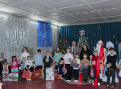 Мечты грибановских детей исполнили на «Елке желаний» депутаты Воронежской облДумы