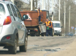 Перед Пасхой в Борисоглебске залатали ямки на дорогах