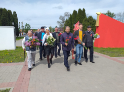 В Борисоглебске представители политических партий возложили цветы к Вечному огню 