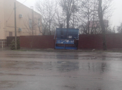 В  Борисоглебске ураганный ветер повалил остановочный павильон