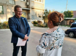 Константин Недорезов обсудил установку детской площадки с руководителем ТОС