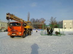 В Борисоглебске начали устанавливать главную новогоднюю елку 