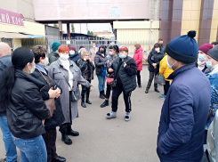 Возмущенные предприниматели собрались у закрытых ворот вещевой ярмарки Борисоглебска