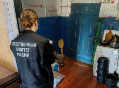 Труп женщины с ножевыми ранениями обнаружили в машине в Грибановском районе