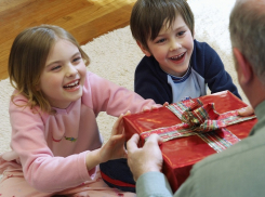 Жителям Воронежской области расскажут, как выбрать новогодний подарок ребёнку