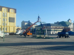 В Борисоглебске приступили к установке главной новогодней елки и зажгли «космоиллюминацию»
