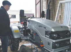 В Терновском районе новая школа получила мини-трактор