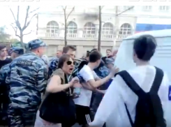 Задержание сторонников Навального сняли в Воронеже на видео