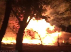Горящий километр складов в Воронеже попал на видео