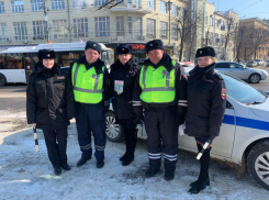  В столице Воронежской области мужчин-водителей поздравили с праздником сотрудницы ГИБДД  